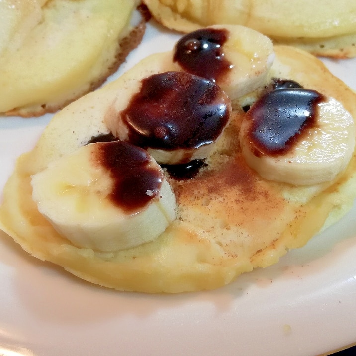 チョコレートシロップをかけ　バナナのホットケーキ